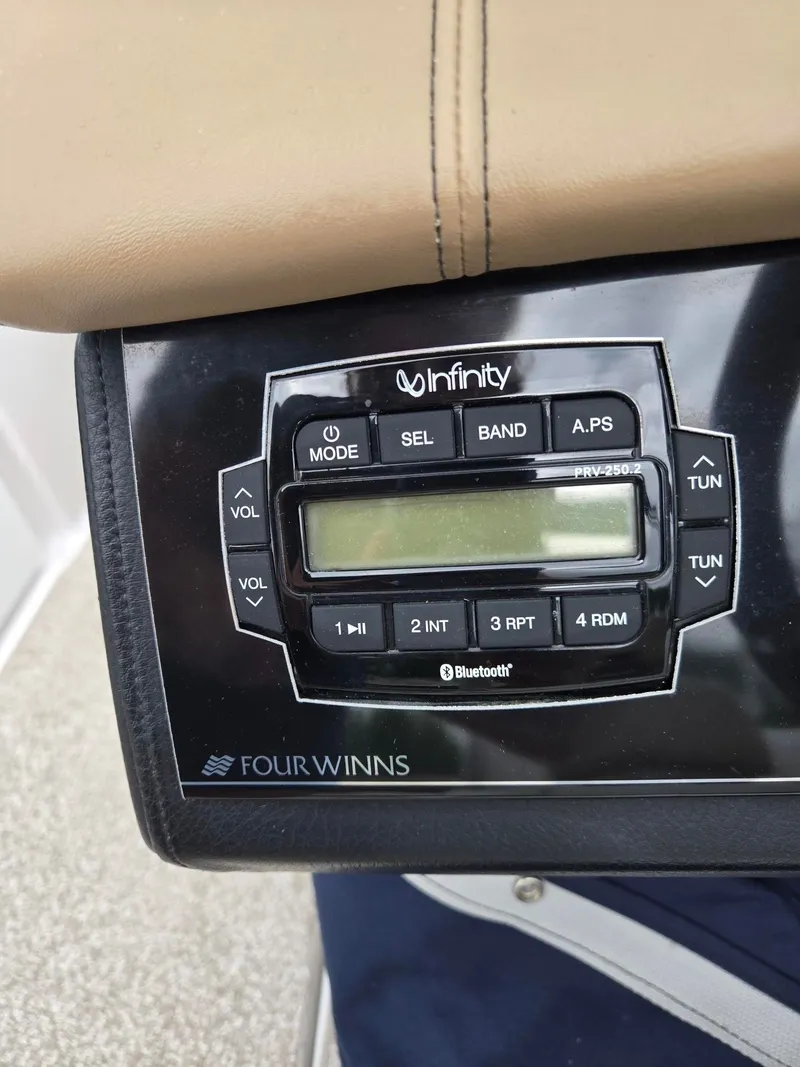 Slide: The Image of Four Winns 210 2016 - 11