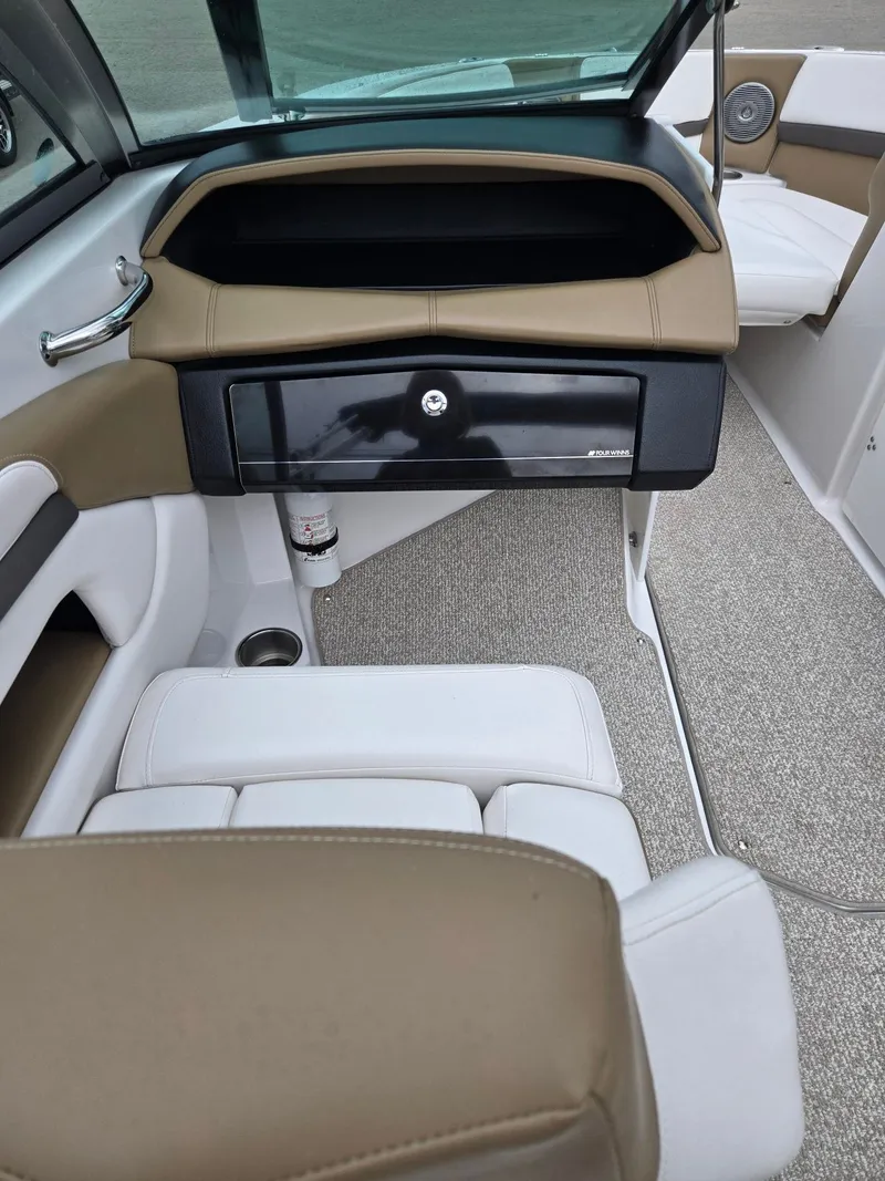 Slide: The Image of Four Winns 210 2016 - 12