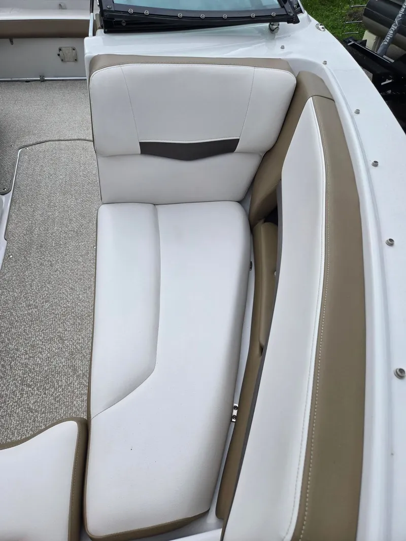 Slide: The Image of Four Winns 210 2016 - 16