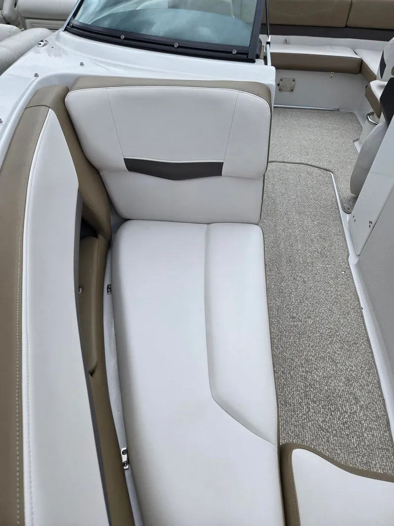 Slide: The Image of Four Winns 210 2016 - 17