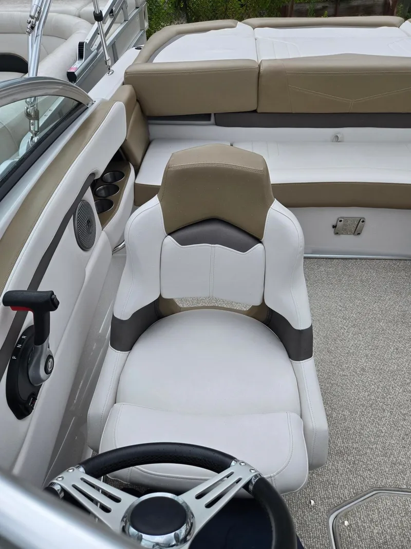 Slide: The Image of Four Winns 210 2016 - 18