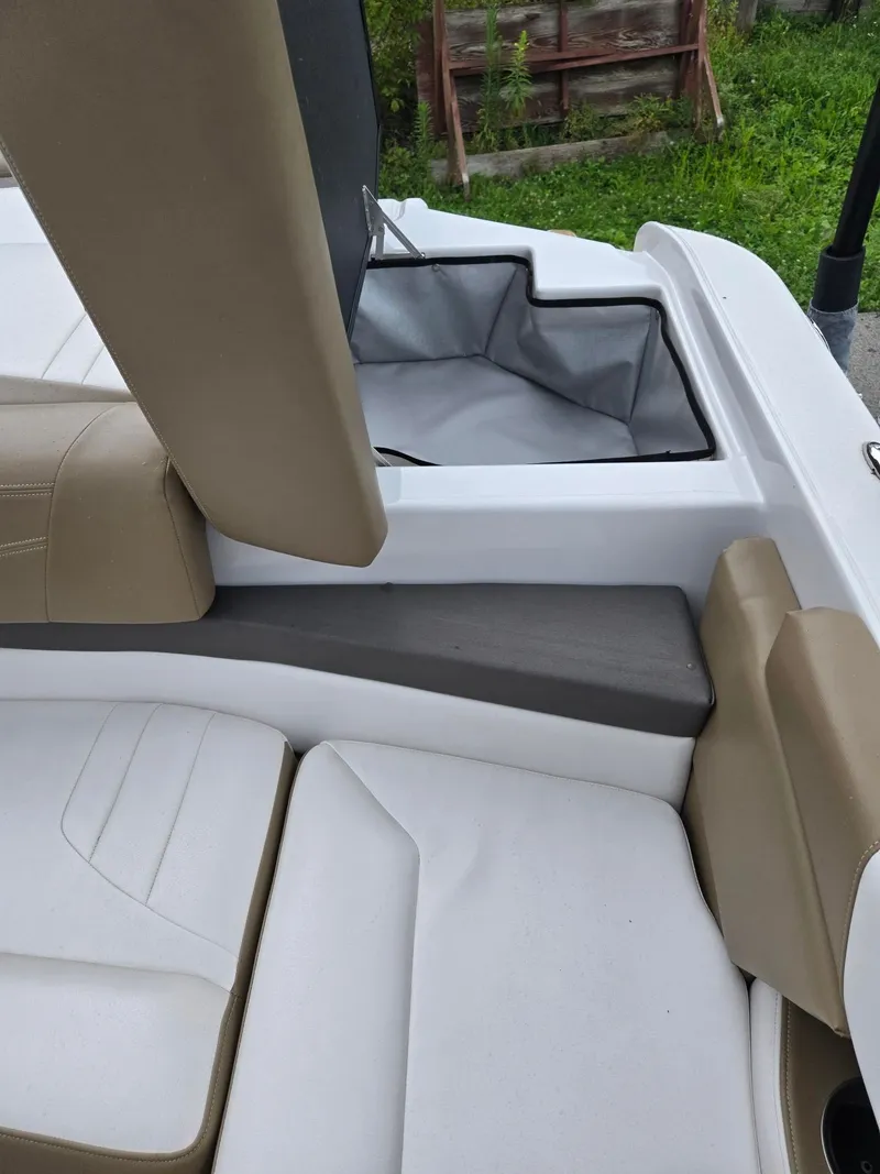 Slide: The Image of Four Winns 210 2016 - 22