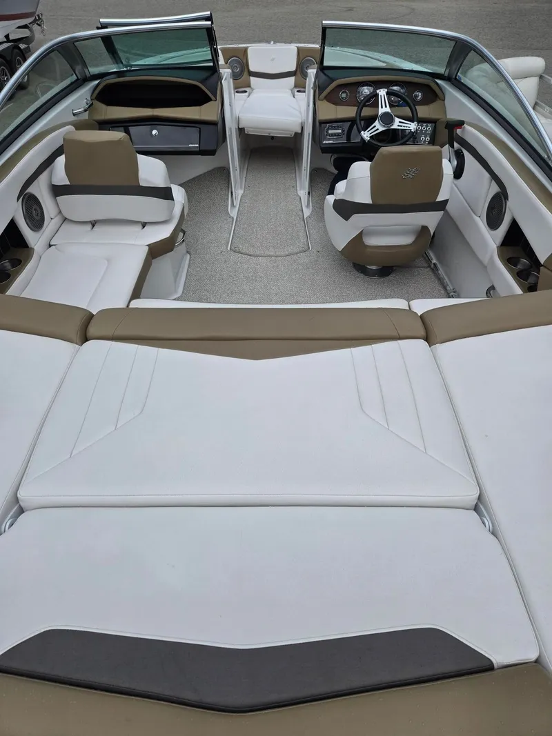 Slide: The Image of Four Winns 210 2016 - 8