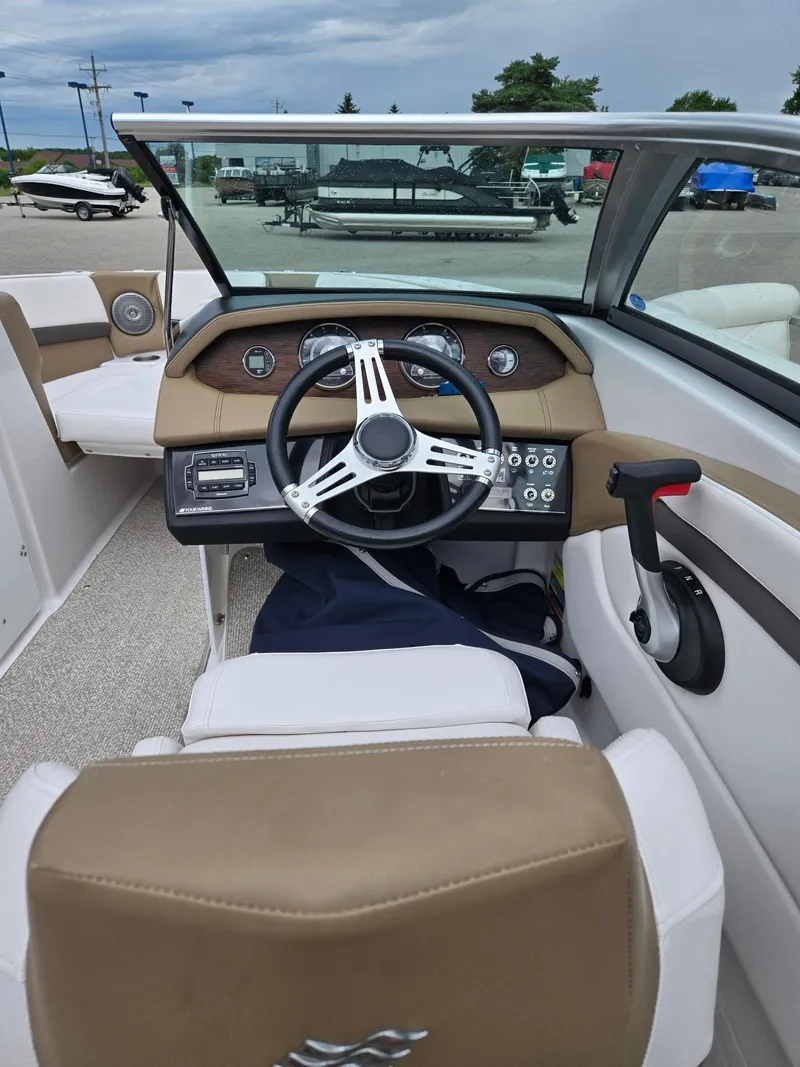 Slide: The Image of Four Winns 210 2016 - 9