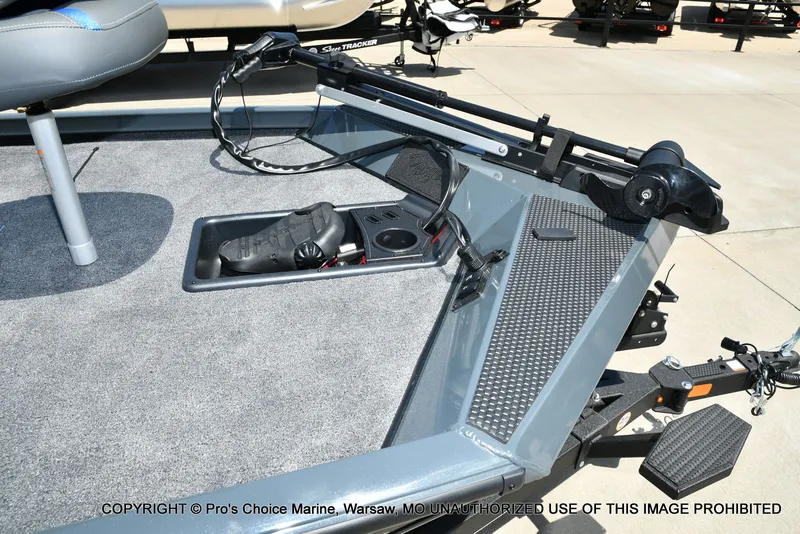 Slide: The Image of Ranger RT188 w/115HP Mercury Pro-XS 2026 - 27