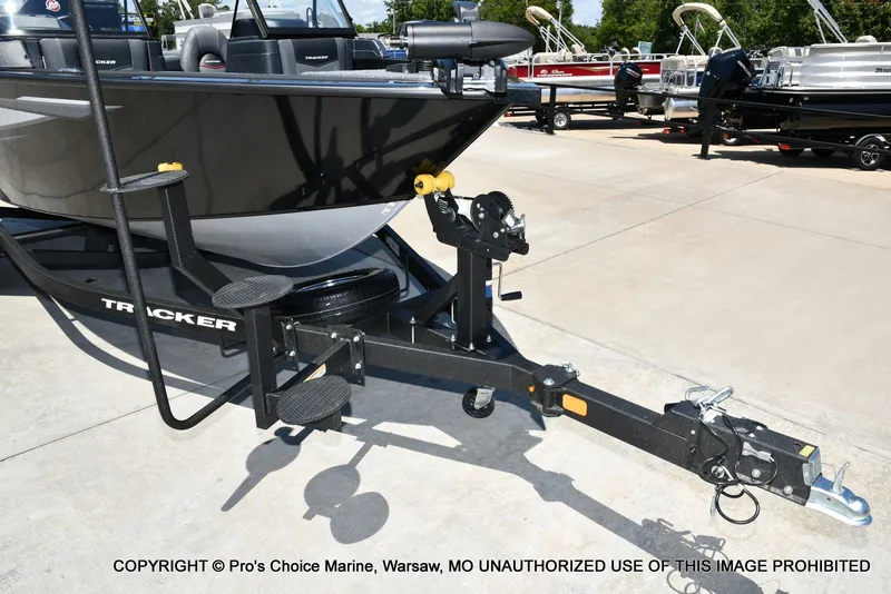 Slide: The Image of Tracker Targa V-19 Walk-Thru w/225HP Pro-XS 2026 - 24