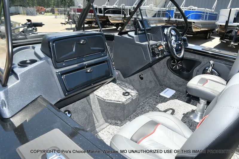 Slide: The Image of Tracker Targa V-19 Walk-Thru w/225HP Pro-XS 2026 - 30