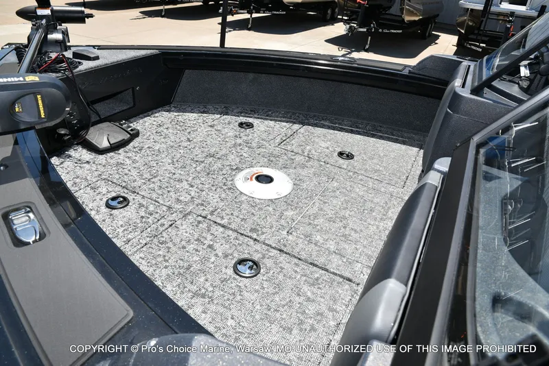 Slide: The Image of Tracker Targa V-19 Walk-Thru w/225HP Pro-XS 2026 - 32