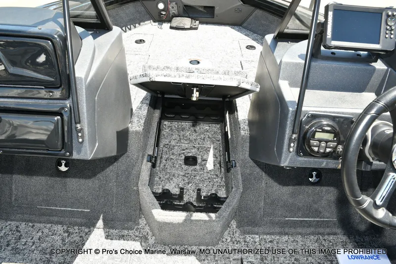 Slide: The Image of Tracker Targa V-19 Walk-Thru w/225HP Pro-XS 2026 - 51