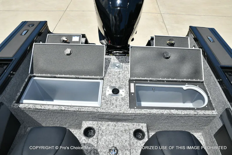 Slide: The Image of Tracker Targa V-19 Walk-Thru w/225HP Pro-XS 2026 - 70