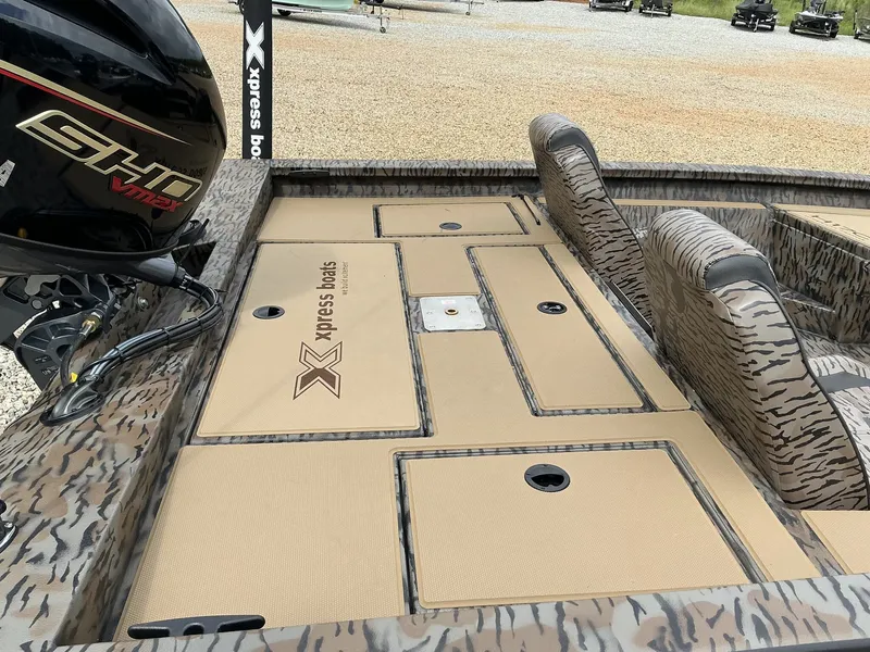 Slide: The Image of Xpress Hyper-Lift Crappie Series H17 C 2026 - 4