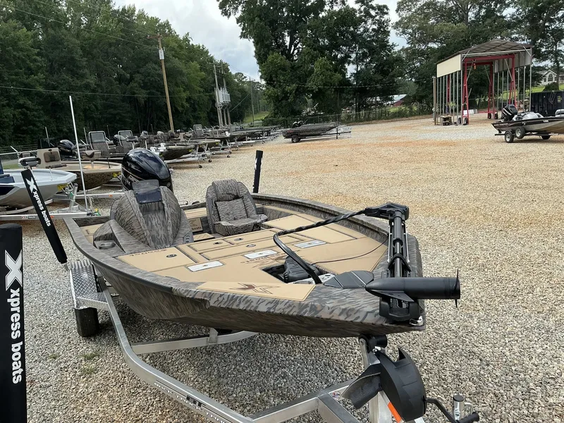 Slide: The Image of Xpress Hyper-Lift Crappie Series H17 C 2026 - 6