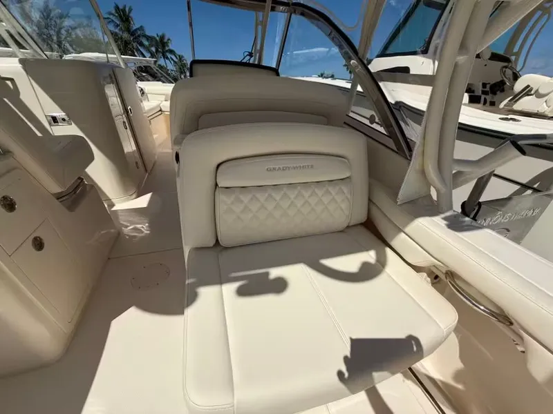 Slide: The Image of Grady-White Freedom 285 2026 - 6