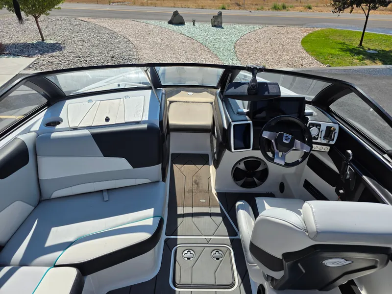 Slide: The Image of Malibu Wakesetter 22 LSV 2020 - 12