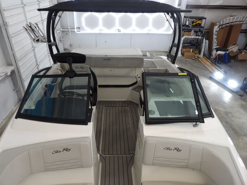 Slide: The Image of Sea Ray SPX19 2021 - 11