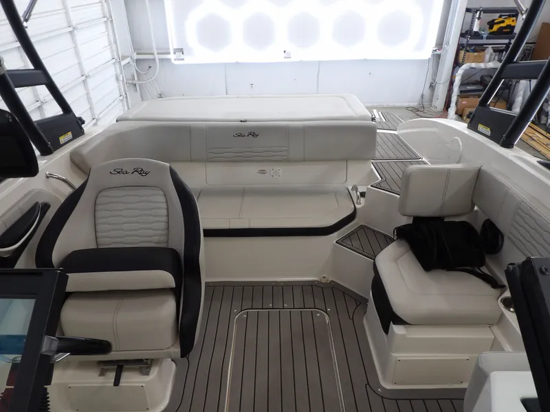 Slide: The Image of Sea Ray SPX19 2021 - 12