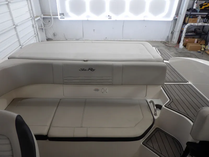 Slide: The Image of Sea Ray SPX19 2021 - 13