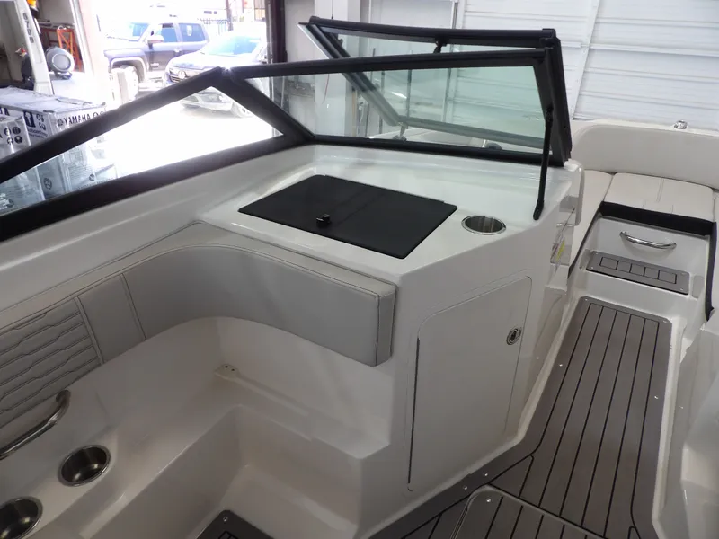 Slide: The Image of Sea Ray SPX19 2021 - 15