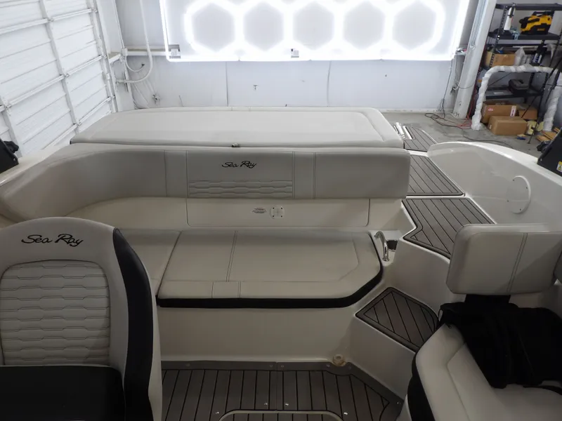 Slide: The Image of Sea Ray SPX19 2021 - 18