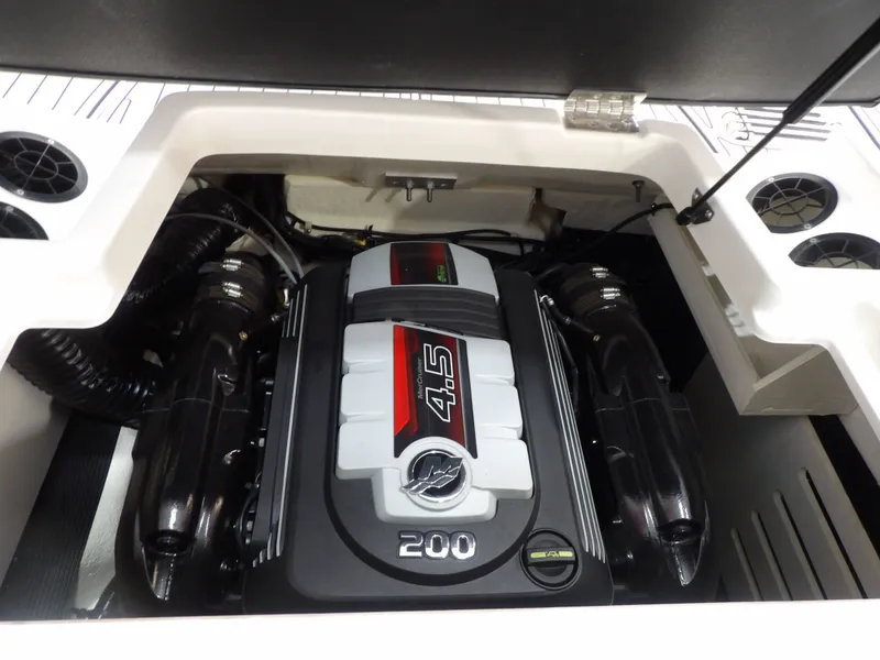 Slide: The Image of Sea Ray SPX19 2021 - 20