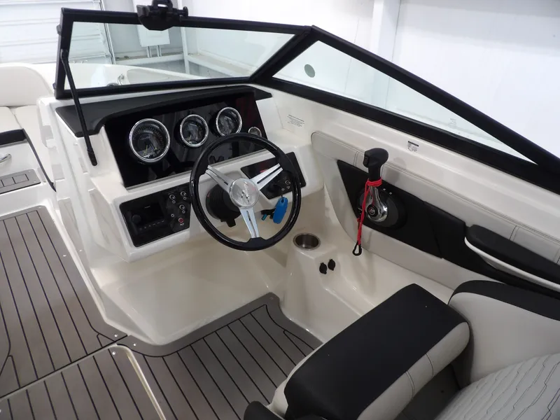 Slide: The Image of Sea Ray SPX19 2021 - 22