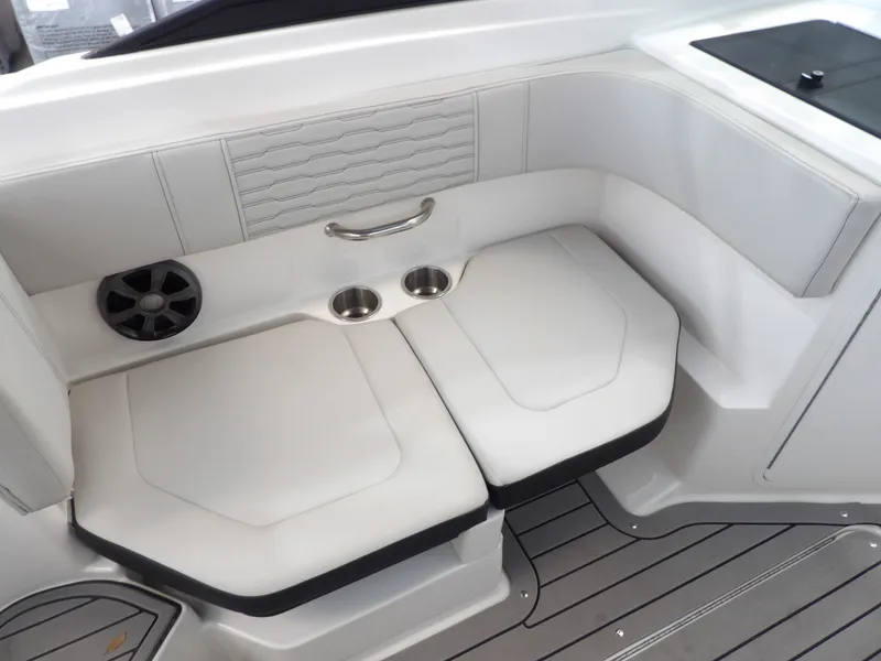 Slide: The Image of Sea Ray SPX19 2021 - 24