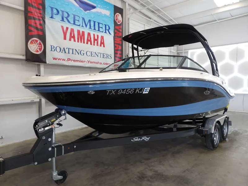 Slide: The Image of Sea Ray SPX19 2021 - 3