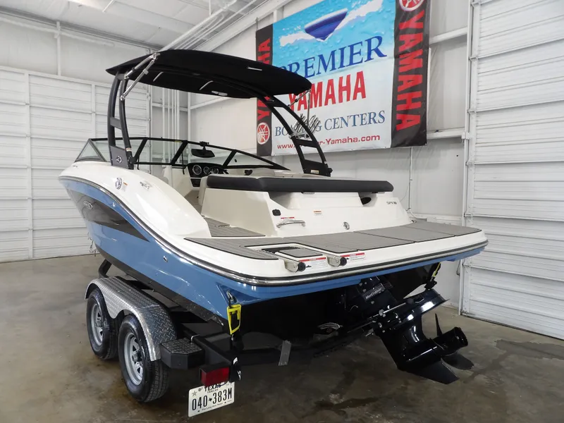 Slide: The Image of Sea Ray SPX19 2021 - 6