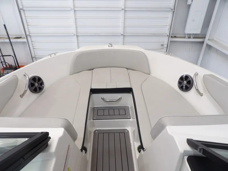 Slide: The Image of Sea Ray SPX19 2021 - 9