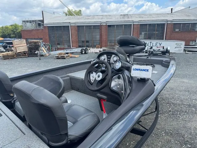 Slide: The Image of Tracker Pro Team 175 2019 - 8