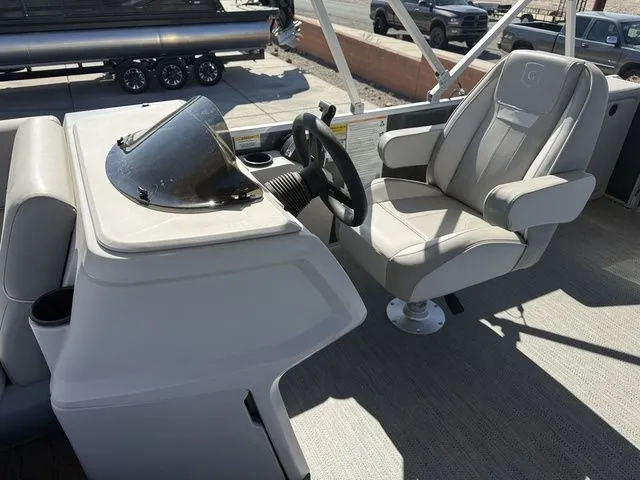 Slide: The Image of Godfrey EX2286SFLX 2026 - 6