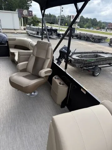 Slide: The Image of Veranda VR22RC Tri-Toon 2026 - 10