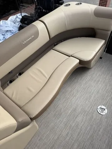 Slide: The Image of Veranda VR22RC Tri-Toon 2026 - 12