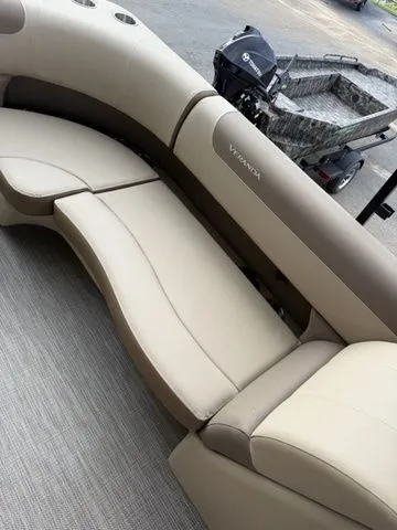 Slide: The Image of Veranda VR22RC Tri-Toon 2026 - 13