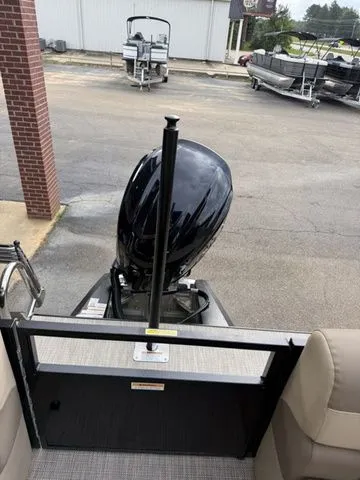 Slide: The Image of Veranda VR22RC Tri-Toon 2026 - 14