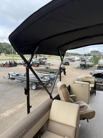 Slide: The Image of Veranda VR22RC Tri-Toon 2026 - 15