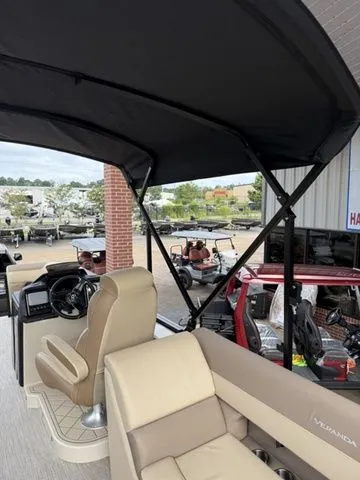 Slide: The Image of Veranda VR22RC Tri-Toon 2026 - 16