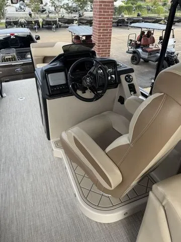 Slide: The Image of Veranda VR22RC Tri-Toon 2026 - 17