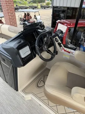 Slide: The Image of Veranda VR22RC Tri-Toon 2026 - 18