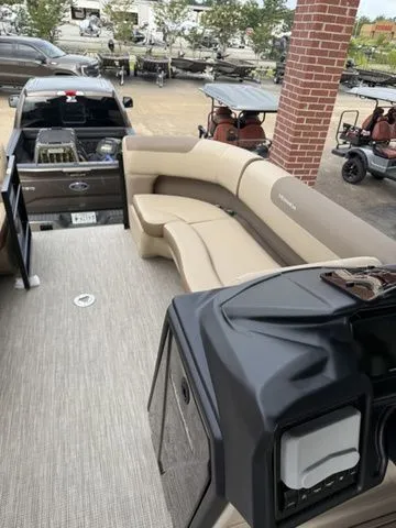 Slide: The Image of Veranda VR22RC Tri-Toon 2026 - 19