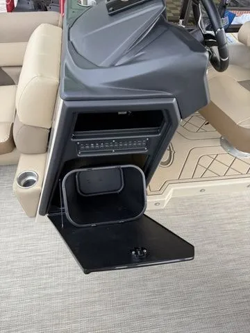 Slide: The Image of Veranda VR22RC Tri-Toon 2026 - 21