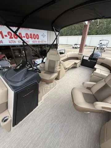 Slide: The Image of Veranda VR22RC Tri-Toon 2026 - 22