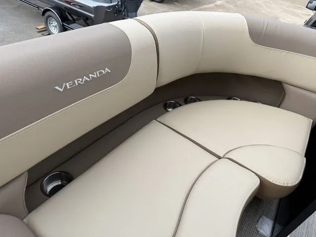 Slide: The Image of Veranda VR22RC Tri-Toon 2026 - 23