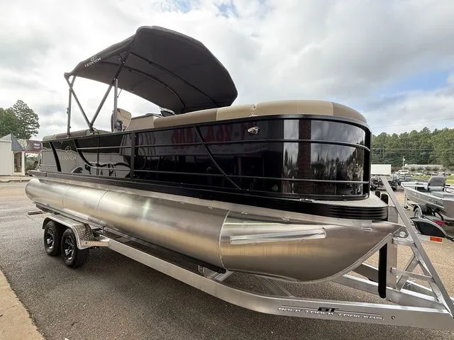 Slide: The Image of Veranda VR22RC Tri-Toon 2026 - 3