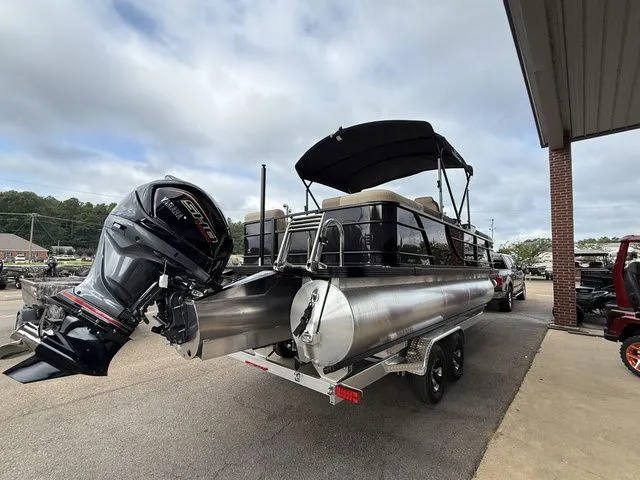 Slide: The Image of Veranda VR22RC Tri-Toon 2026 - 4