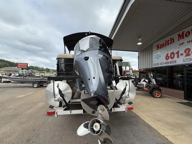 Slide: The Image of Veranda VR22RC Tri-Toon 2026 - 6