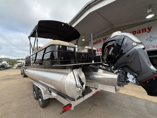 Slide: The Image of Veranda VR22RC Tri-Toon 2026 - 7