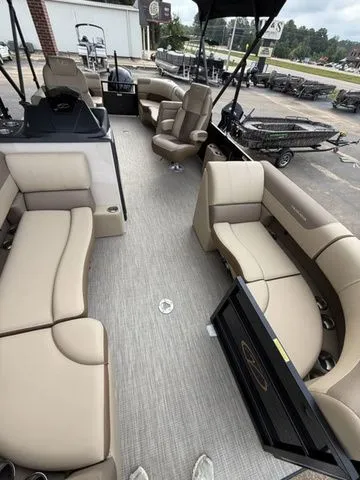 Slide: The Image of Veranda VR22RC Tri-Toon 2026 - 8