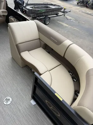 Slide: The Image of Veranda VR22RC Tri-Toon 2026 - 9