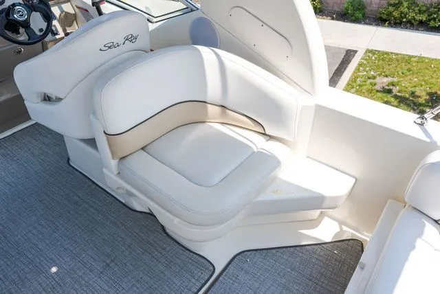 Slide: The Image of Sea Ray Sundancer 260 2008 - 8